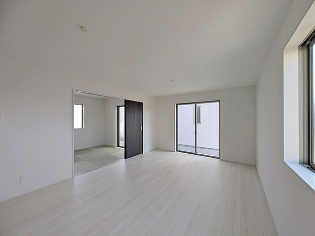 朝から日差しいっぱい、 早起きしたくなるLDK。