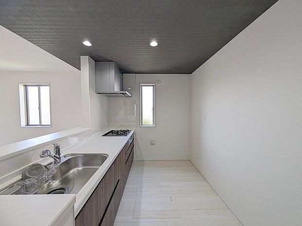 カウンターからはリビングが広く見渡せ、ご家族とのコミュニケーションも弾みます。