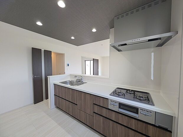 吊戸棚で視界を遮らず、パノラマ感を重視したタイプのキッチンスペース。