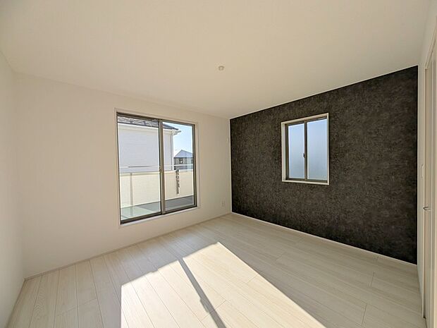 ベースカラーと異なった配色の壁紙を使用。ちょっとお部屋の雰囲気が変わります。