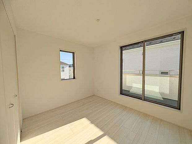 バルコニーからはたっぷりと太陽の光が舞い込みます。