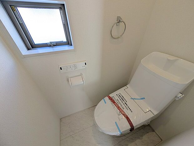 ウォシュレット機能付き。憩いの場としてひそかに注目度の高いお手洗いにもご注目ください。