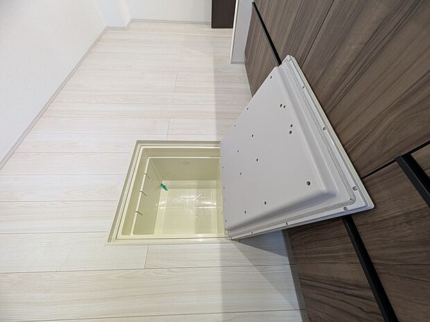 床下収納や食品庫に利用可能。まとめ買い派にうれしい床下収納。