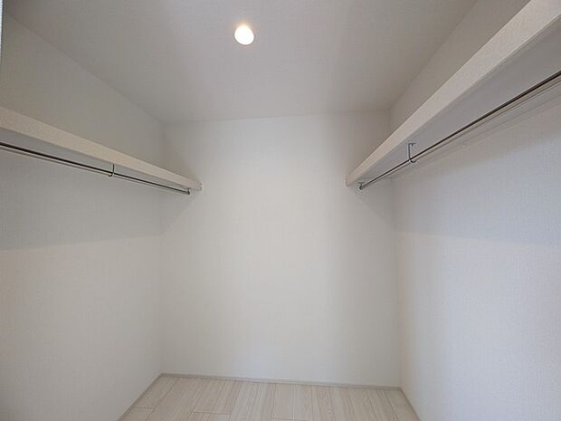 季節物の衣類もスッキリ収納できる、ウォークインクローゼット。