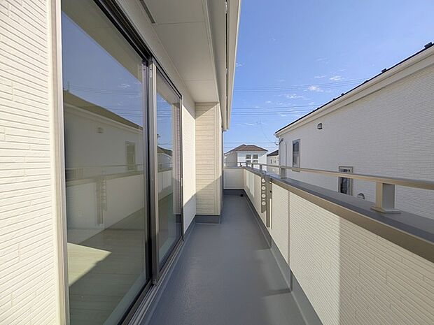 南向きバルコニーでお洗濯ものはいつもカラッと乾きます。