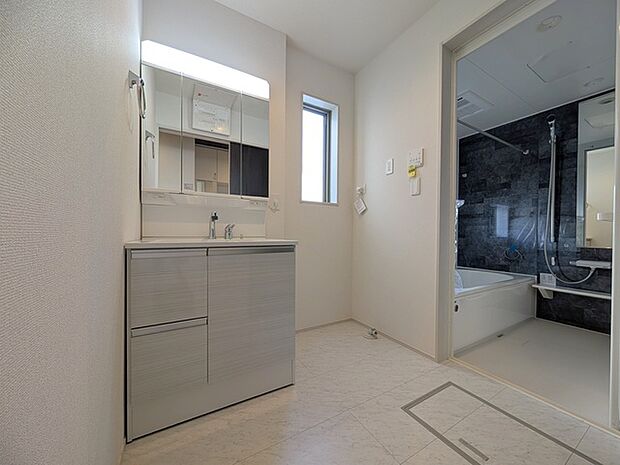 ドライヤーの風に包まれながら、今日一日の終わりを感じる。そんな、地味だけど決して無くてはならない、名脇役。