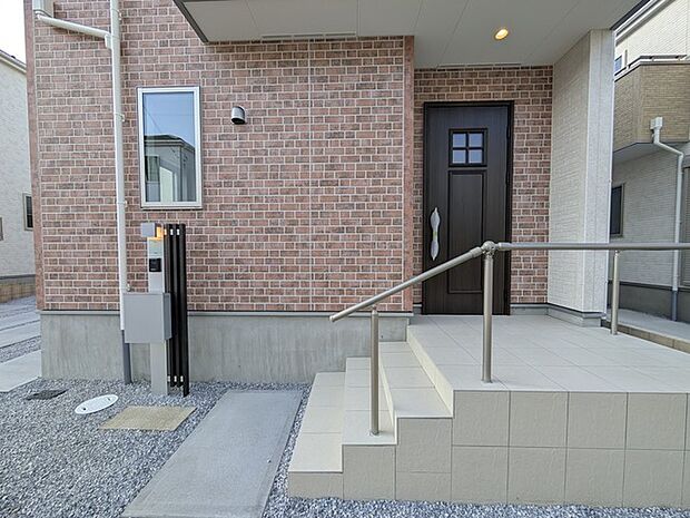 この扉を開けると、新築の木の匂いが待ってます。