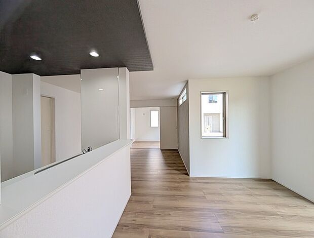 リビング空間とダイニング空間とか使い分けやすい間取り配置。対面式でキッチン立つ人の視界も良好です。