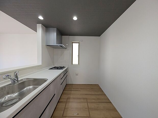 料理をしながらでも、ご家族との会話を楽しめる対面キッチン。