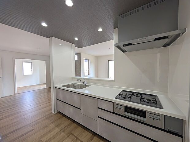 リビングで遊ぶお子様を見守りながらお料理ができる、対面キッチン。