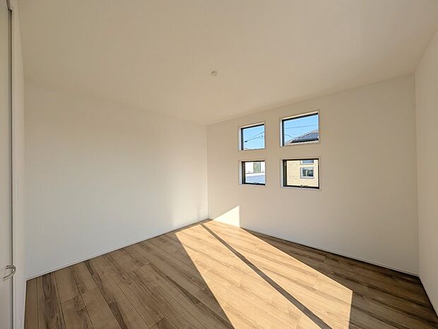 たっぷりの陽光と、心地よい風が舞い込みます。