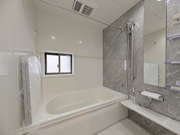 広々1坪タイプのゆったり浴室ユニット。防カビ・抗菌素材なのもうれしい。