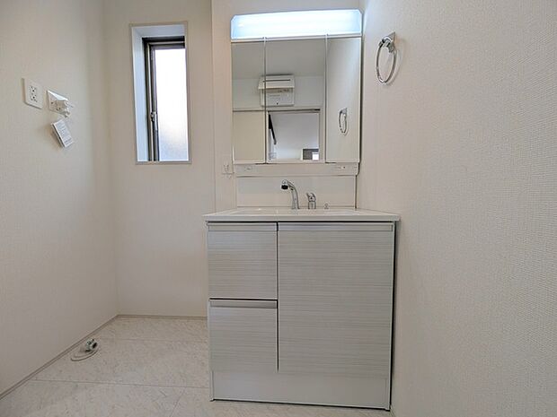 たっぷりの収納を設けたシャワー付洗面台で快適な暮らし。