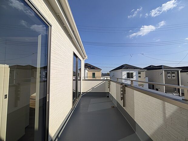 南向きバルコニーでお洗濯ものはいつもカラッと乾きます。