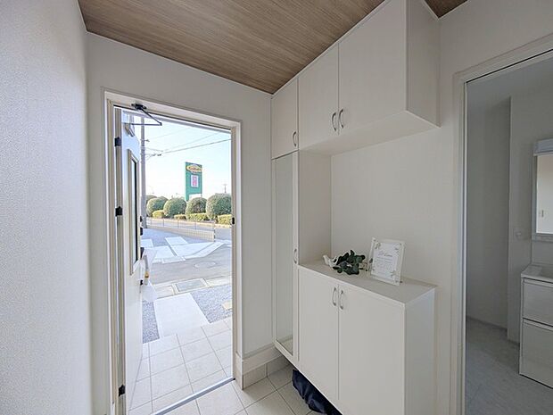 シンプルなデザインの玄関収納。 