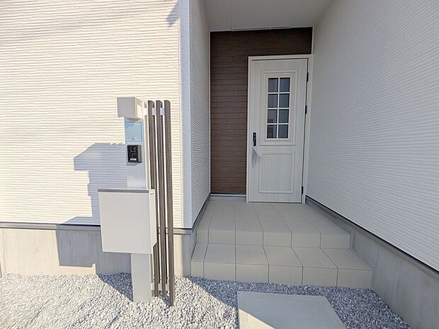 この扉を開けると、新築の木の匂いが待ってます。 