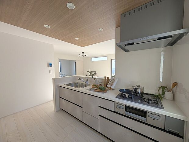 料理をしながらでも、ご家族との会話を楽しめる対面キッチン。 