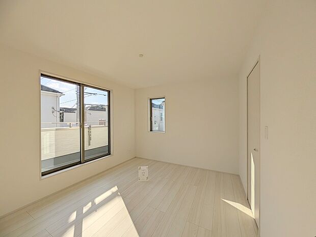 バルコニーからはたっぷりと太陽の光が舞い込みます。 