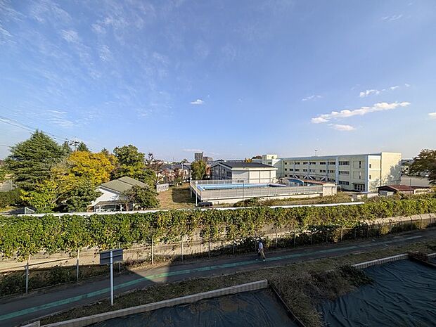 ゆったりとした緑地の多い立地ならでは！緑に包まれた環境です。 