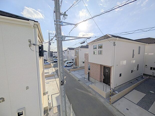 住宅街の中の一戸建て、あたりはほとんど住宅です。 