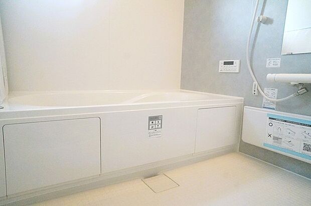 広々1坪タイプのゆったり浴室ユニット。防カビ・抗菌素材なのもうれしい。 