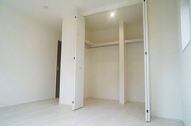 たっぷりの収納スペースで快適に暮らせそう。 