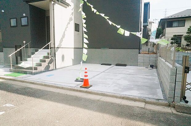 セカンドカーにも便利、駐車2台可の敷地。 