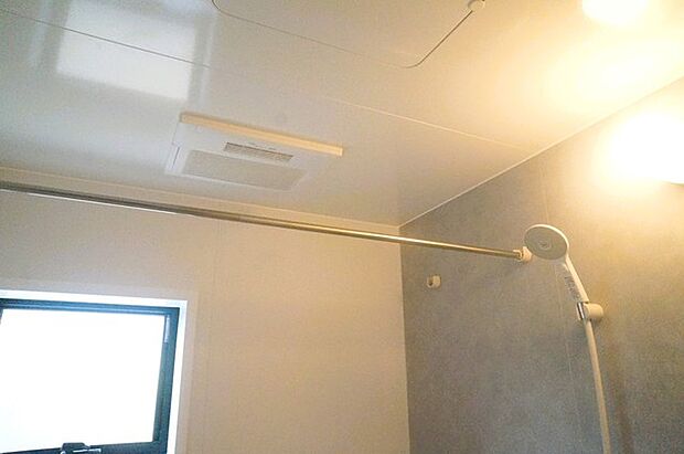 バスユニット1坪タイプ、浴室乾燥機、手すり付き。 