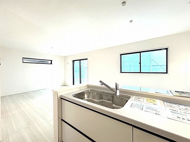 カウンターからはリビングが広く見渡せ、ご家族とのコミュニケーションも弾みます。 