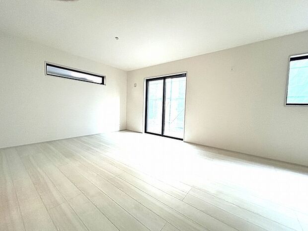 日当たりのいいリビングは心地よく、落ち着いて暮らせます。