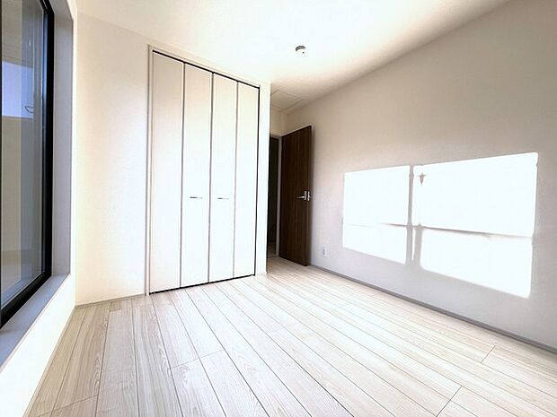 たっぷりの陽光と、心地よい風が舞い込みます。 