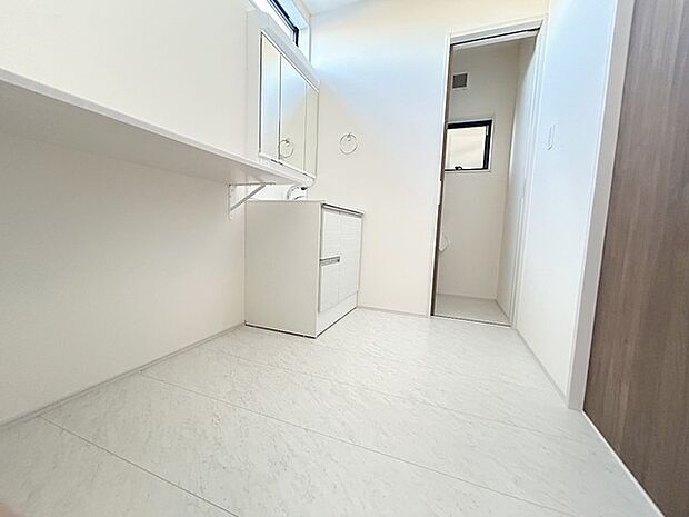 ゆとりの洗面スペースで、朝の身支度もスムーズに。 