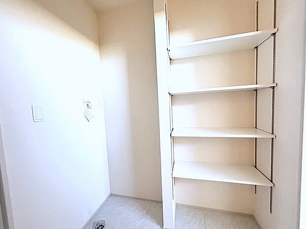 リネン類や洗濯用アイテムはまとめてランドリー収納へ