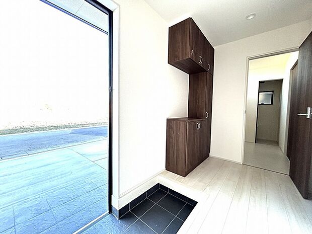 玄関を開けたらシューズボックス、使いやすい配置です。 