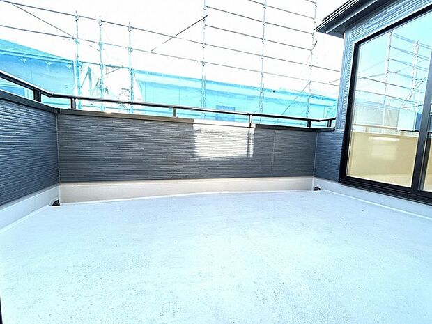 ゆとりの広さを確保したバルコニー。お布団を干すのも、この広さならラクラク。