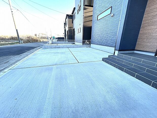 並列2台駐車可能な、ゆとりのカースペースがここに。 