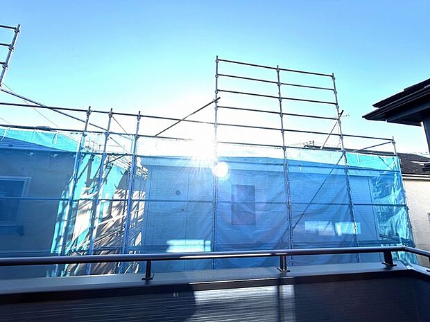 前面の住まいとの距離感があるから、圧迫感を感じません。