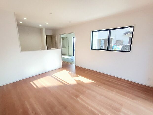 解放感あふれるリビングは、自然に光と風に恵まれます。  