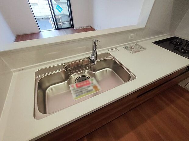 対面タイプなら、キッチン内にいながらご家族やお客様との会話が楽しめます。 