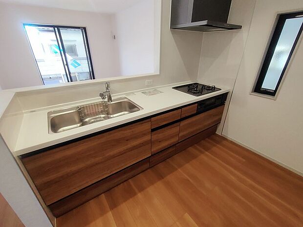 リビングで遊ぶお子様を見守りながらお料理ができる、対面キッチン。