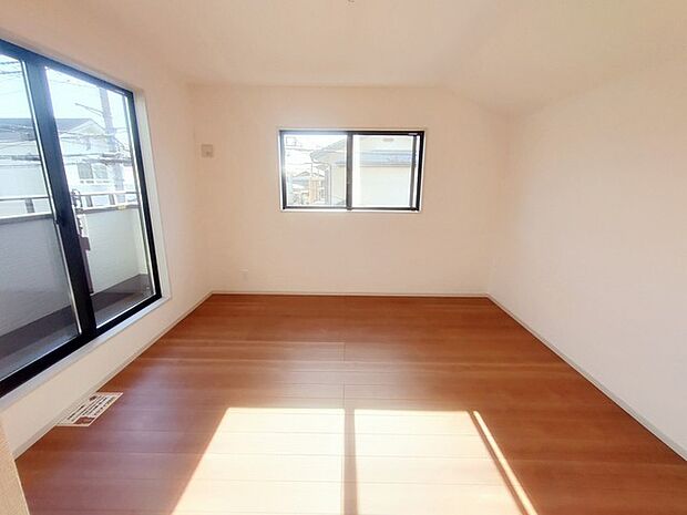 広々バルコニーから、たっぷり太陽の恵みが得られます。 