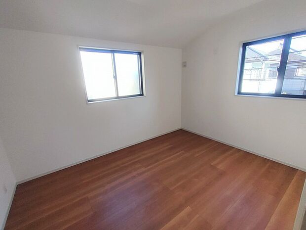 住宅街の2階のお部屋、日当たりはご覧のとおり良好です。