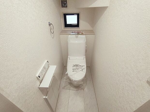 ウォシュレット機能付き。憩いの場としてひそかに注目度の高いお手洗いにもご注目ください。