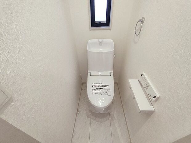お掃除らくらく。便座脇の操作盤をなくした、リモコンタイプのお手洗い。