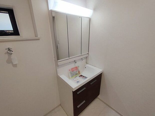 収納豊富な三面鏡付洗面化粧台。水回りのあれこれがキレイに収まりそうですね。