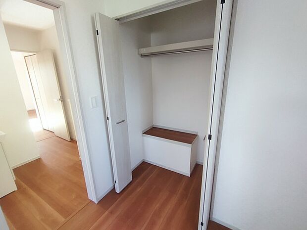 季節物の衣類もスッキリ収納できる、ウォークインクローゼット。 