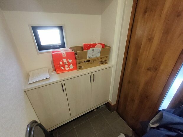 玄関をスッキリ整理。いつも気持ち良く使える玄関収納ボックス付き。 