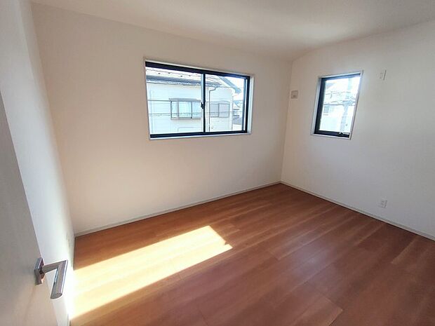 新築の木の匂いのする室内。写真では伝わらないので、ぜひ現地でお確かめください。 