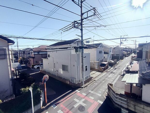 前面の住まいとの距離感があるから、圧迫感を感じません。 