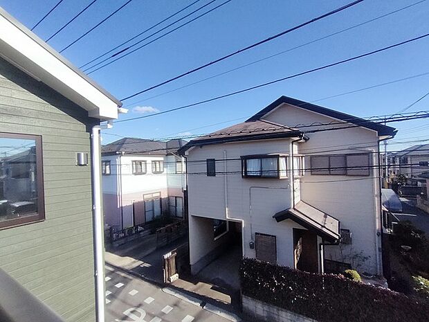 あたり一帯に住宅が広がる立地、住宅地ならではのロケーション。